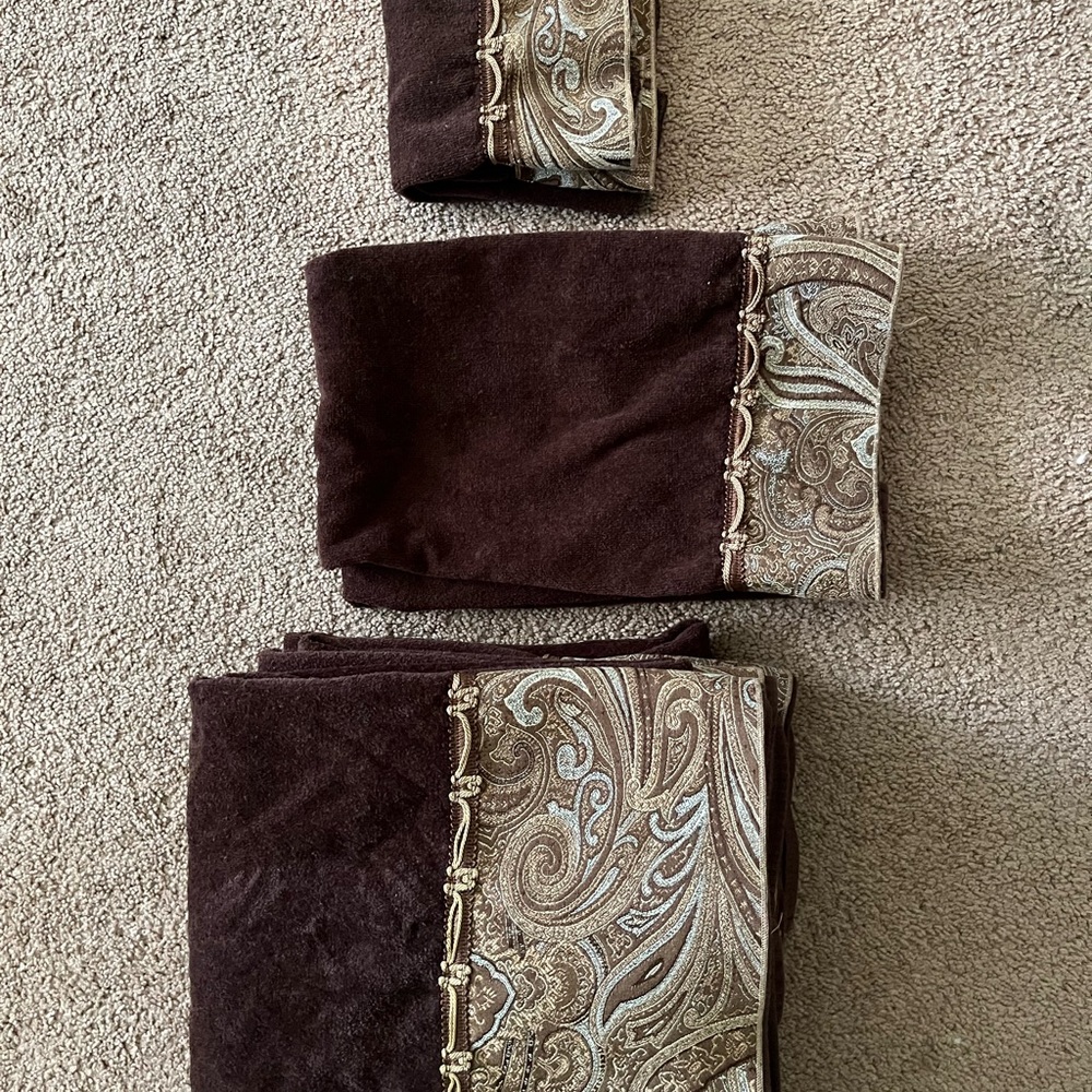 Avanti Elegant Brown and Gold Towel